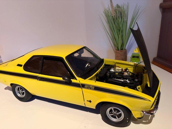 Hachette 1:8 - Modelauto - Opel Manta GT/E, Hobby en Vrije tijd, Modelauto's | 1:5 tot 1:12