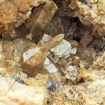 GÉODE ALPINE avec ANATASE et QUARTZ avec INCLUSIONS, Mont