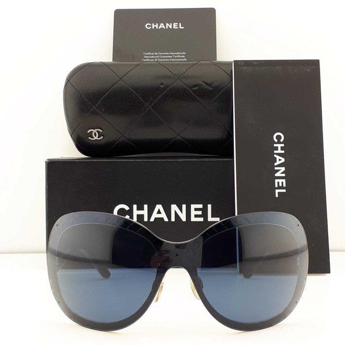 Chanel - Shield Navy Blue with Chanel Logo Temple Details, Handtassen en Accessoires, Zonnebrillen en Brillen | Dames