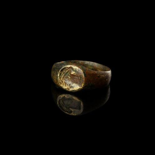 Oude Egypte, Ptolemeïsch Zegelring met buste Berenice II van, Handtassen en Accessoires, Antieke sieraden