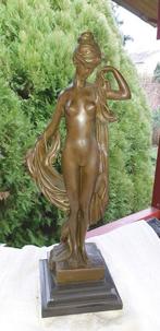 Statue, Milo - Naked woman in a cloak - 11 kg - 17 in -, Antiek en Kunst, Curiosa en Brocante