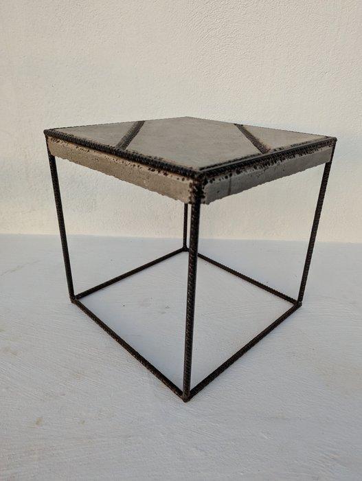 Wallavibe - D.B - Table dappoint - Cube à deux rayures sans, Antiquités & Art, Art | Objets design