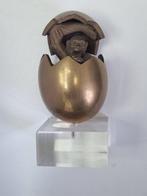 Figurine - Bronze egg with emerging monkey - Bronze, Antiquités & Art