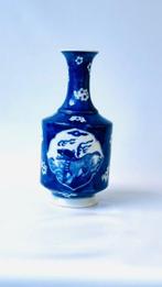 Blauw-witte porseleinen vaas versierd met mythologische