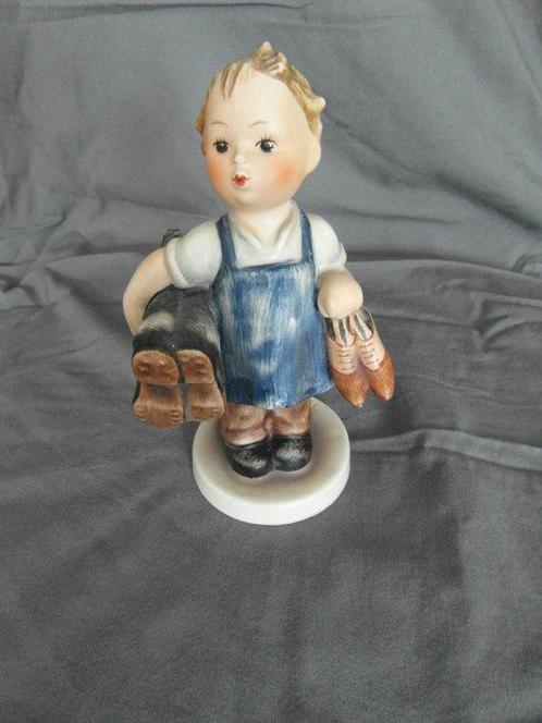 Goebel - Beeldje - Hummel 143/0 Boots - TMK6 - Porselein, Antiek en Kunst, Curiosa en Brocante