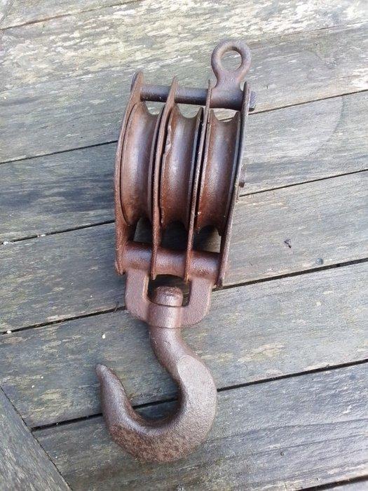 Maritieme objecten - Staal- Zwaar katrol, Antiek en Kunst, Curiosa en Brocante