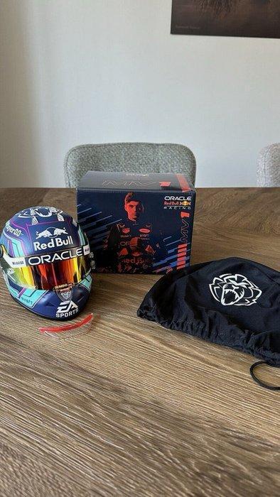 Red Bull Racing - Max Verstappen - 2023 - Schaal 1/2 helm, Verzamelen, Automerken, Motoren en Formule 1