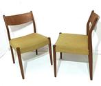 Stoel - Hout en textiel - Twee vintage stoelen