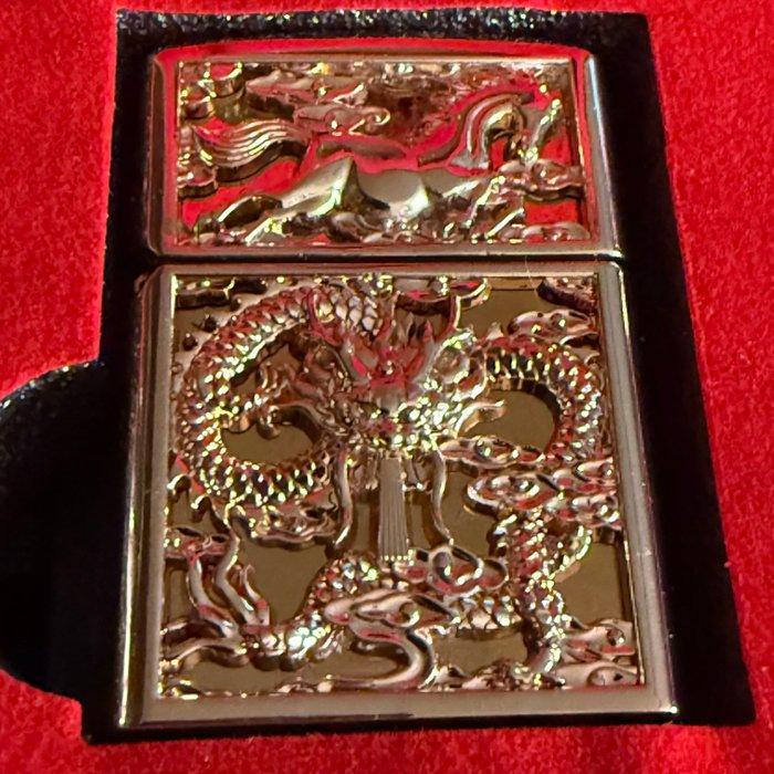Zippo - Zippo Dragón y Caballo Mítico en armadura Relieve 3D, Collections, Articles de fumeurs, Briquets & Boîtes d'allumettes