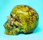 Handgesneden beeldhouwwerk van een menselijk schedel.