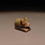 Oud-Egyptisch Faience Egelamulet. Laatste Periode, 664 - 332