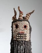 Masker van donkere vezels en kaurischelpen. - Bamileke -