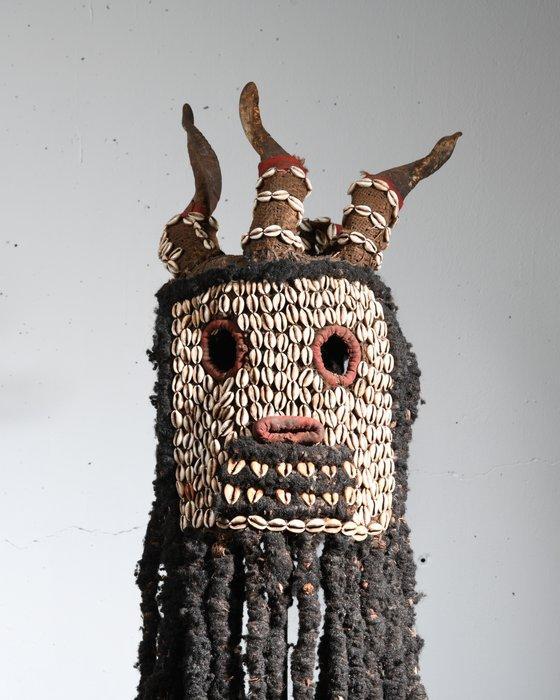 Masker van donkere vezels en kaurischelpen. - Bamileke -, Antiek en Kunst, Kunst | Niet-Westerse kunst