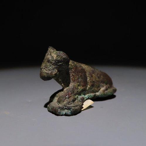Oud-Egyptisch Brons Reclinerende Apis-stier. 1e-2e eeuw na, Verzamelen, Mineralen en Fossielen