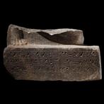 Égypte ancienne Granite Base de sculpture importante pour le