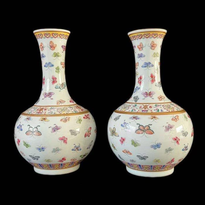 Een paar Chinese porseleinen vazen met Honderd Vlinders,, Antiek en Kunst, Antiek | Overige Antiek