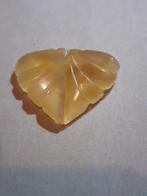 Handcarved Fluorite : pair of leaves forming heart - natural, Verzenden