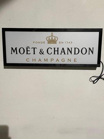 Reclamebord met achtergrondverlichting - Champagne Moët &