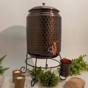 Puur koperen watertank ± 11 liter met standaard en 1 beker beschikbaar voor biedingen