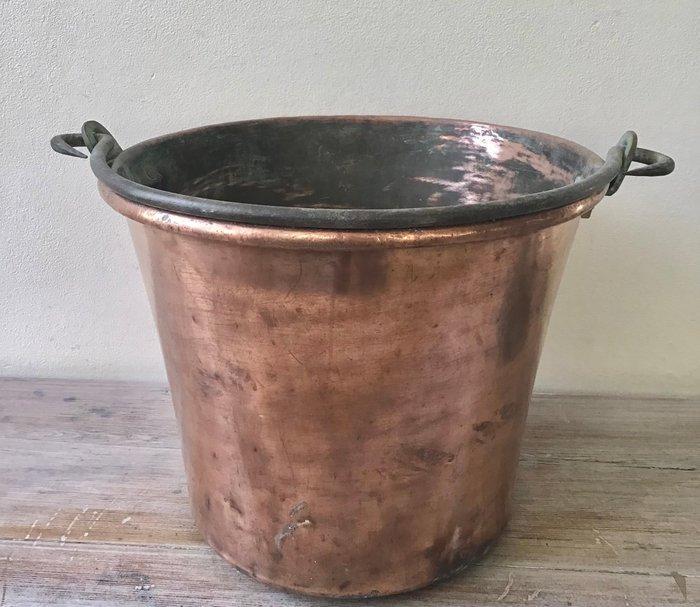 Kookpan - stoere ketel in rood koper met hengel in gietijzer, Antiek en Kunst, Antiek | Keukengerei