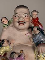 Figure - Chinese buddha with children - Biscuit de, Antiek en Kunst