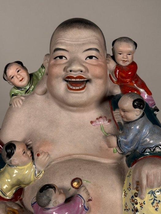 Figure - Chinese buddha with children - Biscuit de, Antiek en Kunst, Antiek | Overige Antiek
