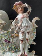 Bouquetière en porcelaine de Paris , décor fleuri & jeune