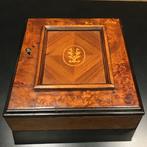 Vitrine - Mahonie - Sleutelhangers prikbord