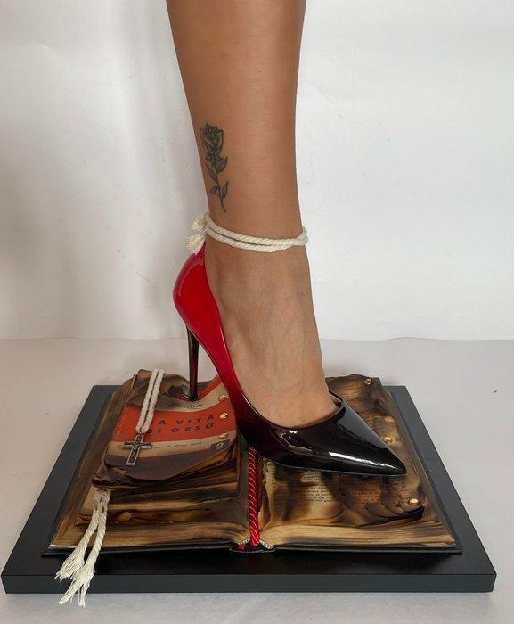Arianna De Blanck (2003) - DEAR X - Stiletto on Burning, Antiek en Kunst, Kunst | Designobjecten