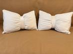 Coussins élégants en forme de nœud en velours blanc crème