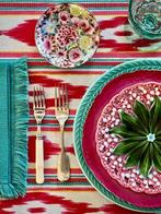 Mantel met ikat-strepen in fuchsiatint voor grote tafels.
