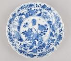 Bord - A CHINESE BLUE AND WHITE LOTUS DISH - Porselein