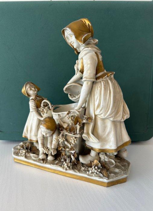 Beeldje - Harvesting Grapes - Porselein, Antiek en Kunst, Antiek | Glaswerk en Kristal