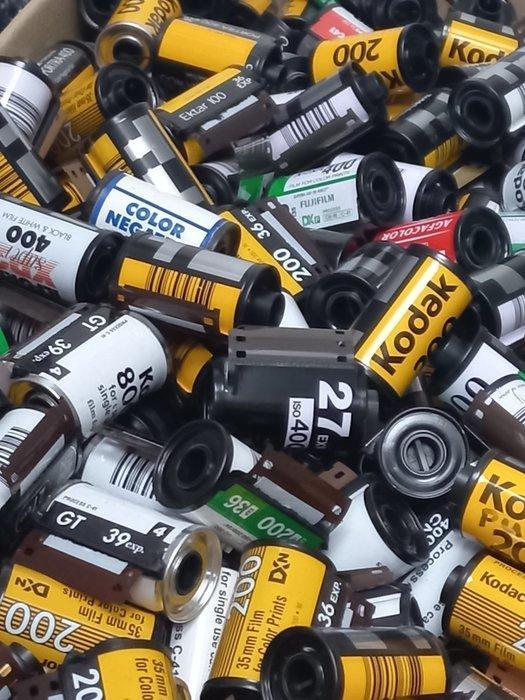 Kodak, Ilford, Fuji, Agfa +/- 600 EMPTY 35mm film cassettes, Verzamelen, Foto-apparatuur en Filmapparatuur