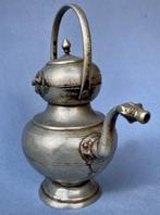 Ritueel in metalen legering met votieve inscriptie en tuit