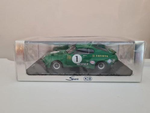 1:43 - Modelauto  (2) - Toyota + Datsun, Hobby en Vrije tijd, Modelauto's | 1:5 tot 1:12