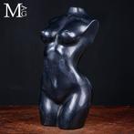 Elegante beeldhouwwerk in natuurlijk zwart jaspis Vrouwelijk