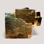 Cluster de cubes de pyrite naturelle multitwinnée de, Collections