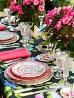 Nappe avec motif de fleurs aux couleurs sauvages, tables