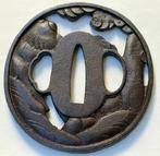 tsuba au motif de pin - Japon