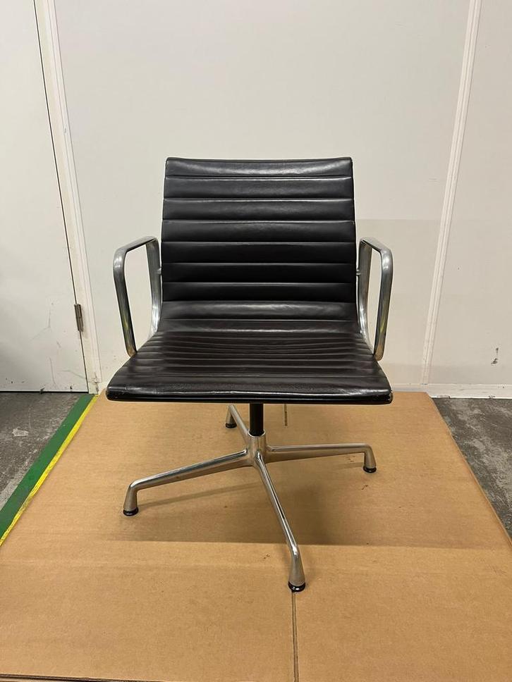Lederen Vitra Eames Ea 108, Huis en Inrichting, Bureaustoelen, Bureaustoel, Bruin, Zo goed als nieuw, Ergonomisch, Verzenden