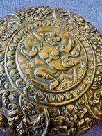 Dekseldoosje versierd met boeddhistische motieven. - Messing, Antiek en Kunst