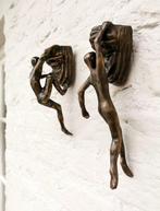 Beeldje - Wall hangers -  (2) - Brons, Antiek en Kunst