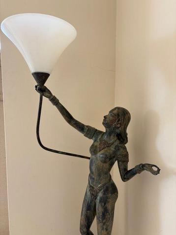 Staande lamp - Brons - Een bronzen beeld van vrouw met witte, Antiek en Kunst