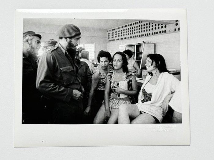 Alberto Korda (1928–2001) - Fidel Castro conversando con, Antiek en Kunst, Kunst | Designobjecten