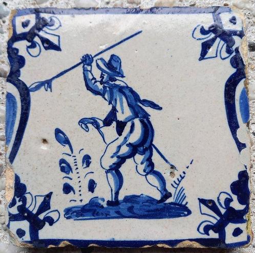Tegel - Antieke Delftsblauwe tegel met man met speer en vis, Antiek en Kunst, Antiek | Glaswerk en Kristal