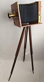G. Santie Hermosa cámara de madera con lente de cobre.