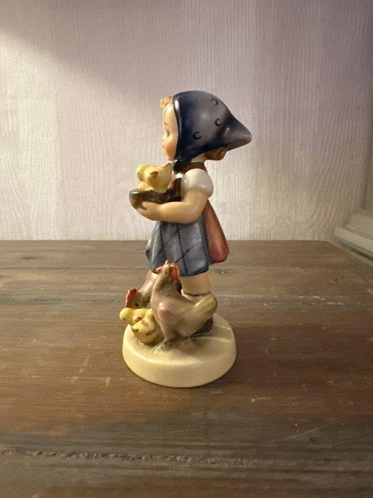 Beeldje, Meisje voert kippen en kuikens - TMK4 - 12 cm -, Antiek en Kunst, Curiosa en Brocante