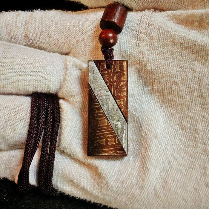 Bicolore meteoorhanger met ketting, geleverd met, Verzamelen, Mineralen en Fossielen