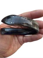 Curieux et précieux bracelet spiraloïde en corne